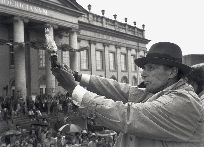 Joseph Beuys μπροστά στο κτιριο της Documenta