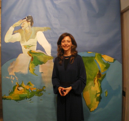 Η εικαστικός Αναστασία Ζωή Σουλιώτη μπροστά στο έργο της "Μαρία Κάλλας, μια πλανητική Ντίβα" IMGP0088