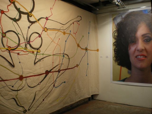 Ζωγραφικό έργο της Α.Ζ.Σουλιώτη δίπλα σε πορτρέτο του Victorino Flores plplplpllp